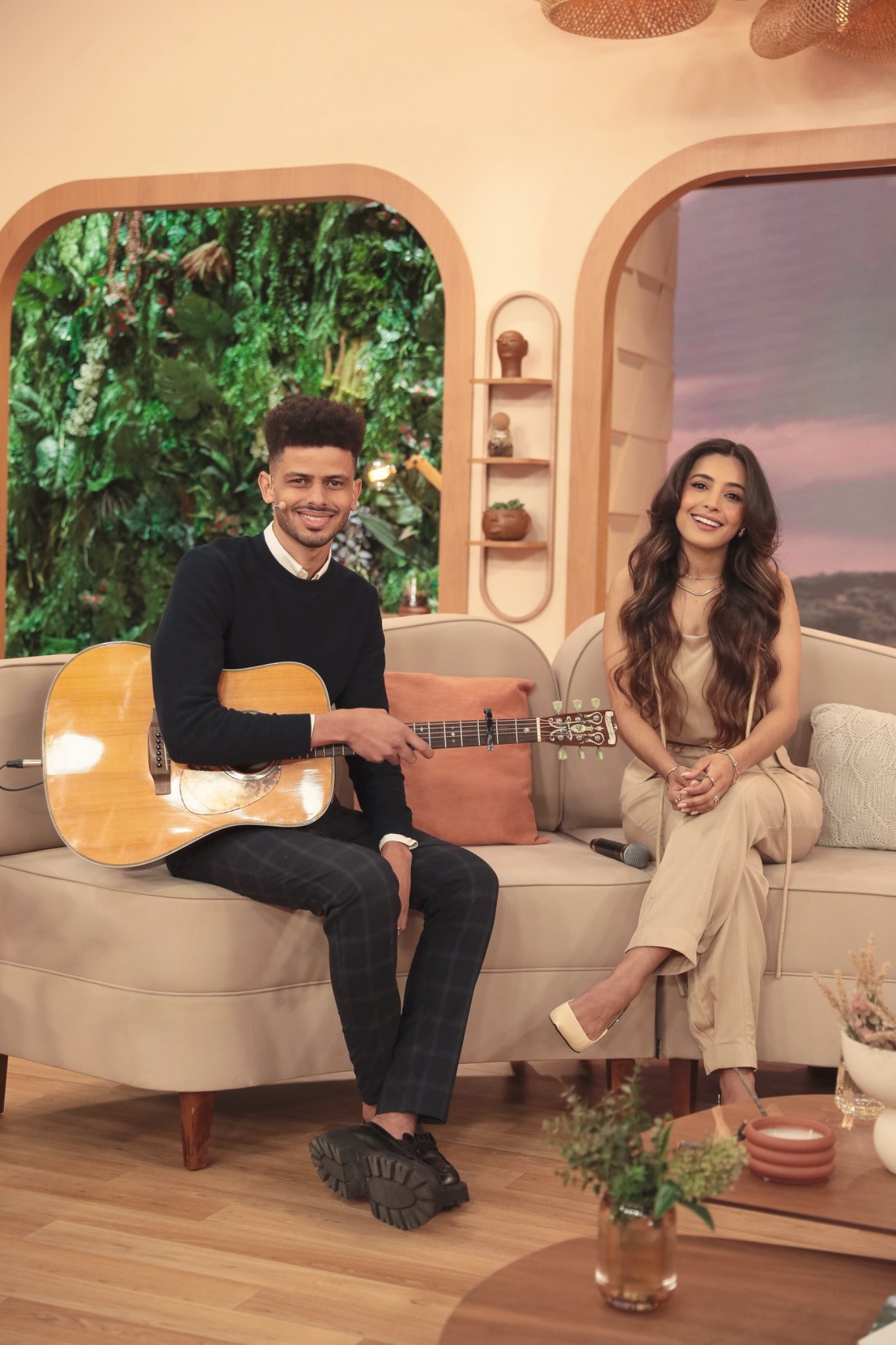 Mari e Rui em um cenário de música e conversa