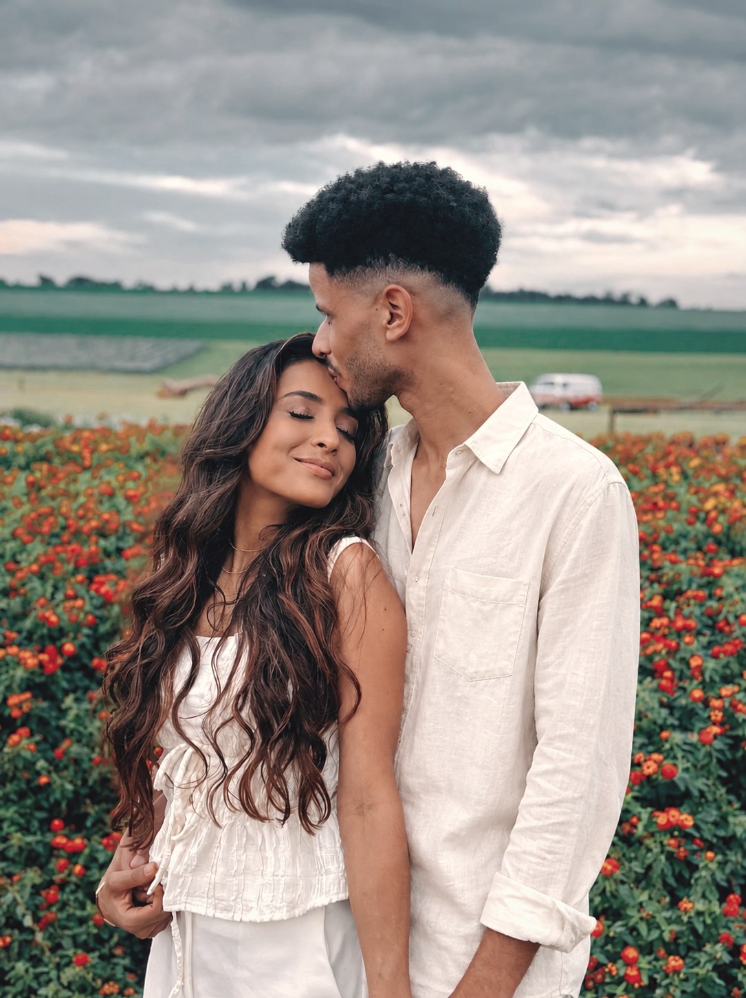 Mari e Rui juntos em um campo de flores
